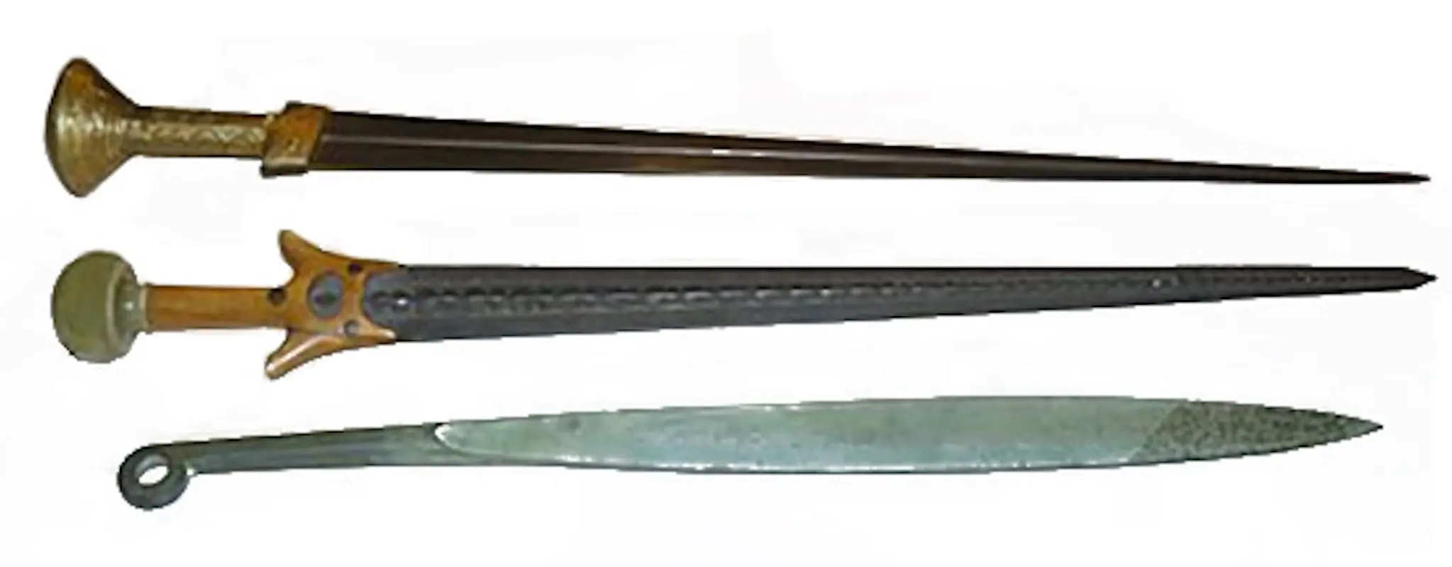 Tre spade di diverse forme e materiali. La prima è affilata e sottile, la seconda ha una guardia distintiva con una punta affilata e la terza è larga e piatta, realizzata in bronzo.