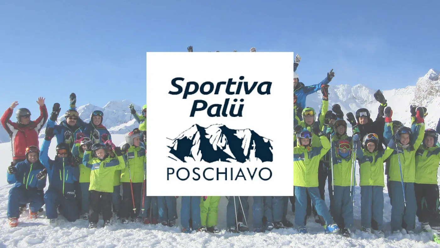 Gruppo di persone che fanno snowboard sulla neve in montagna. Sono vestiti con abbigliamento da sci colorato e sorridono sorridenti alla telecamera. Sullo sfondo si vedono cime montuose innevate.