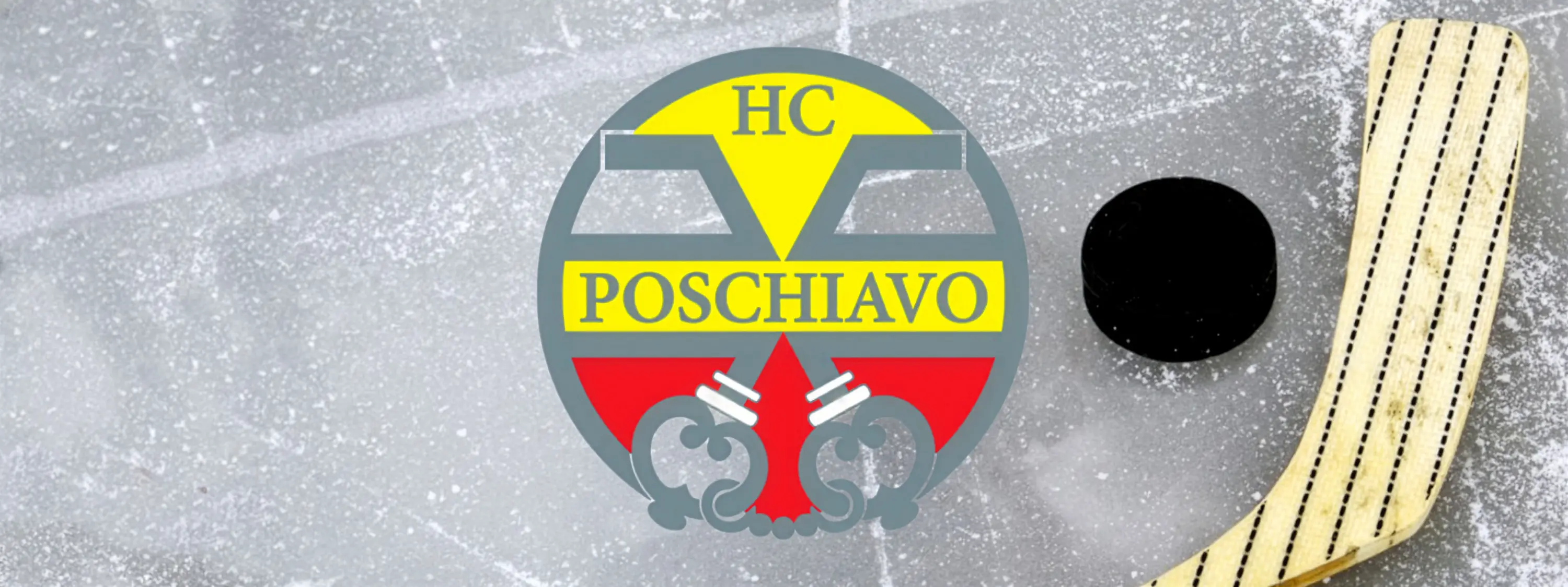 Logo dell'HC Poschiavo con colori giallo, rosso e grigio su uno sfondo di ghiaccio. Presenta una mazza da hockey e un disco.
