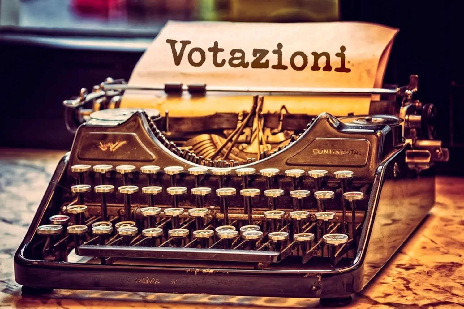 Una macchina da scrivere vintage con un foglio che riporta la parola "Votazioni".
