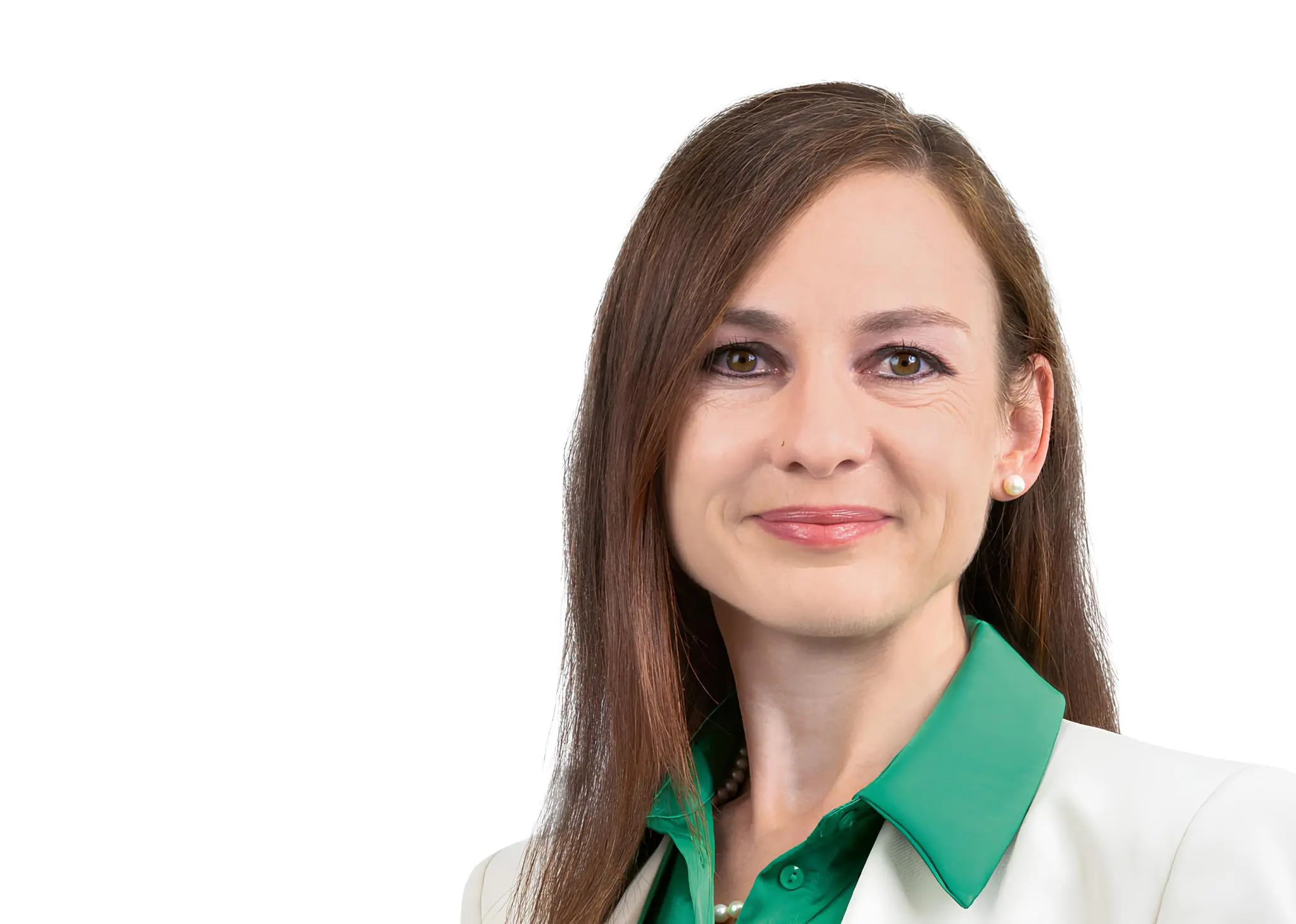 Donna con capelli lunghi e castani, sorridente, indossa una giacca bianca e una camicia verde. Sfondo bianco.