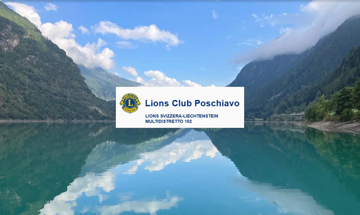 Vista panoramica di un lago tranquillo circondato da montagne verdeggianti, con riflessi sull'acqua. Al centro, un logo del Lions Club Poschiavo.