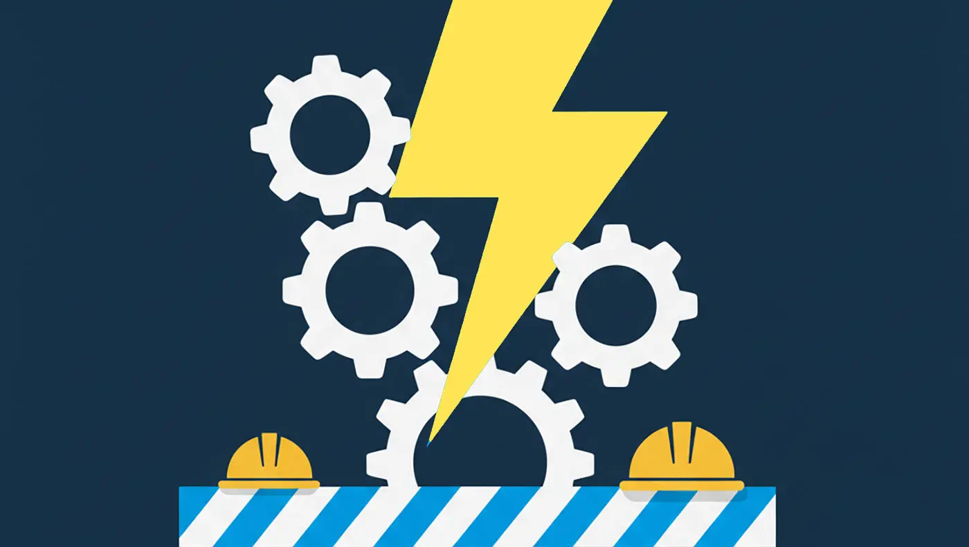 In uno sfondo blu scuro, si trovano ingranaggi bianchi con un fulmine giallo che emerge dal centro. Due elmetti da cantiere gialli sono posizionati ai lati, mentre una striscia di sicurezza bianca e blu attraversa la