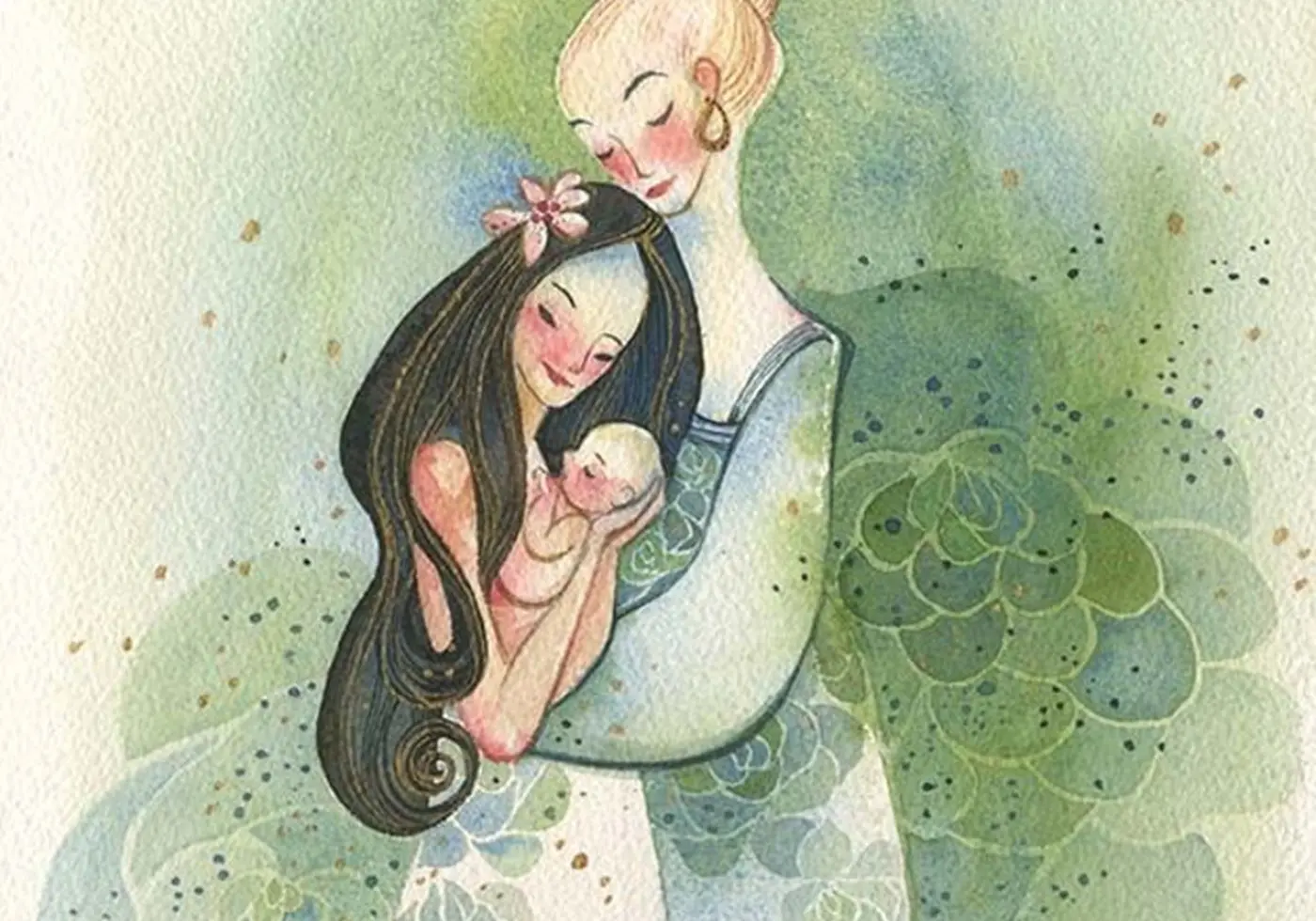 Due figure femminili abbracciano un neonato. Una donna con capelli biondi e raccolti indossa un abito blu chiaro, mentre l'altra, con lunghi capelli scuri, tiene il bambino in modo affettuoso. Lo sfondo è una fusione di