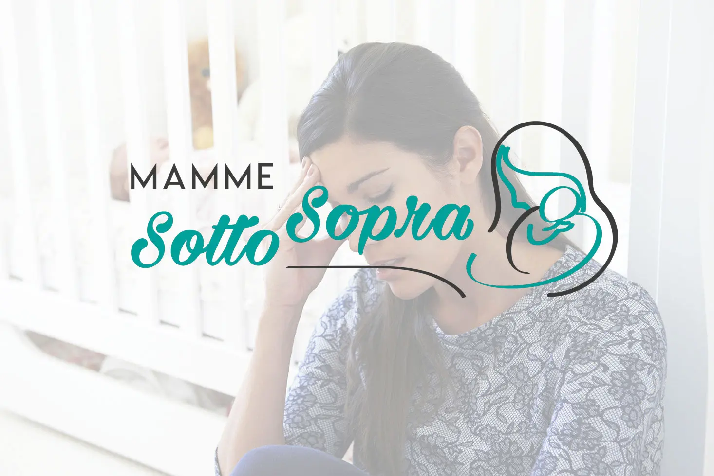 Una donna con uno sguardo pensieroso si trova di fronte a una culla bianca, mentre il logo "Mamme Sotto Sopra" è sovrapposto all'immagine.