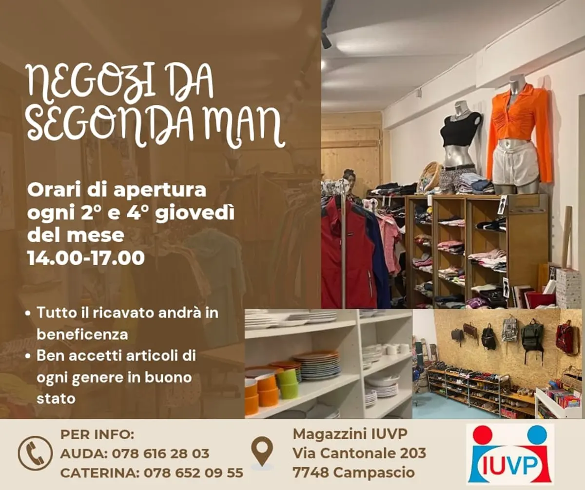 Negozio di abbigliamento usato con scaffali pieni di vestiti. Informazioni sugli orari di apertura e dettagli sui ricavi destinati in beneficenza.