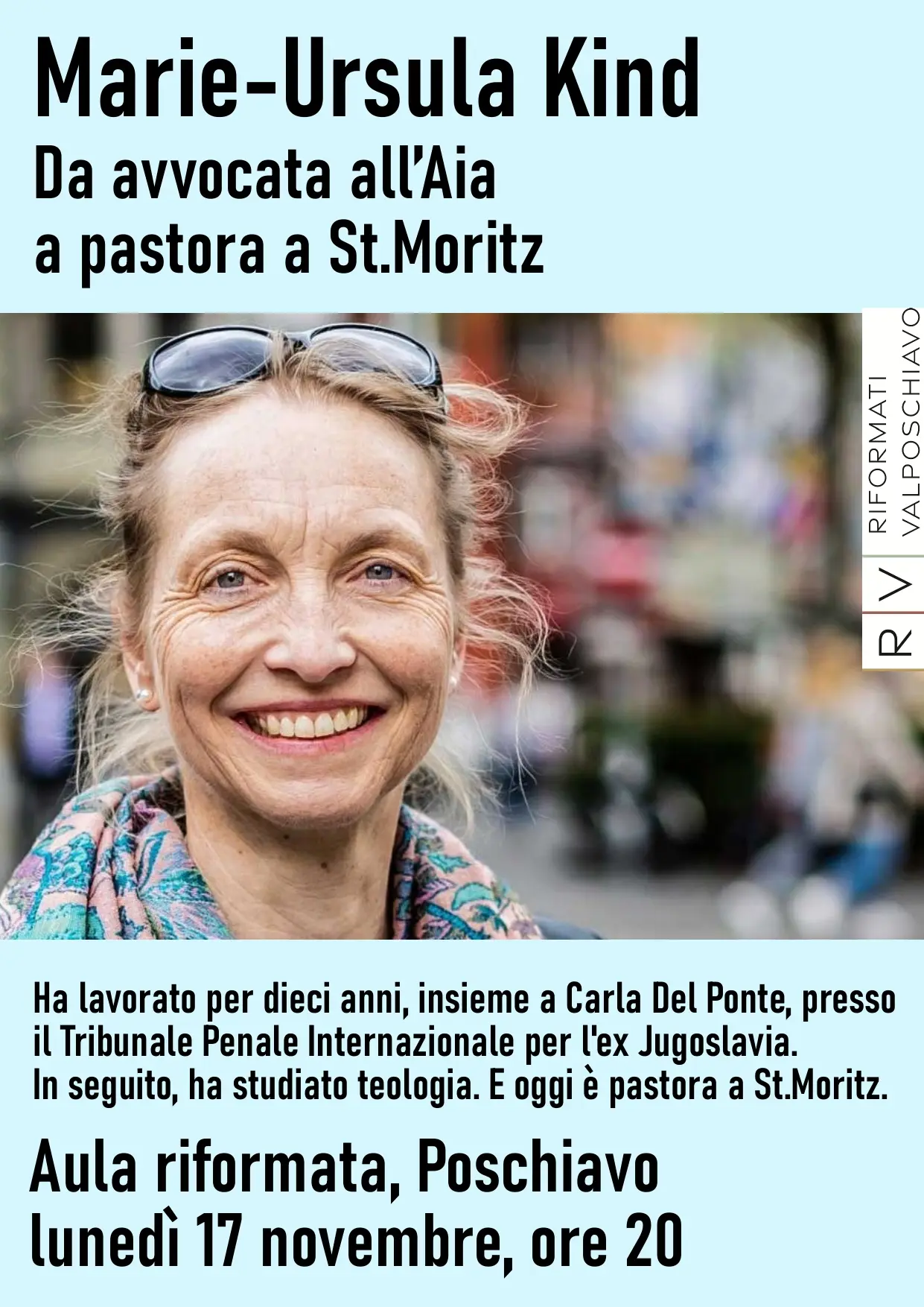Marie-Ursula Kind, ex avvocata all'Aia ora pastora a St. Moritz, con un sorriso. Il poster presenta informazioni su di lei e un evento che si terrà il 17 novembre a Poschiavo.