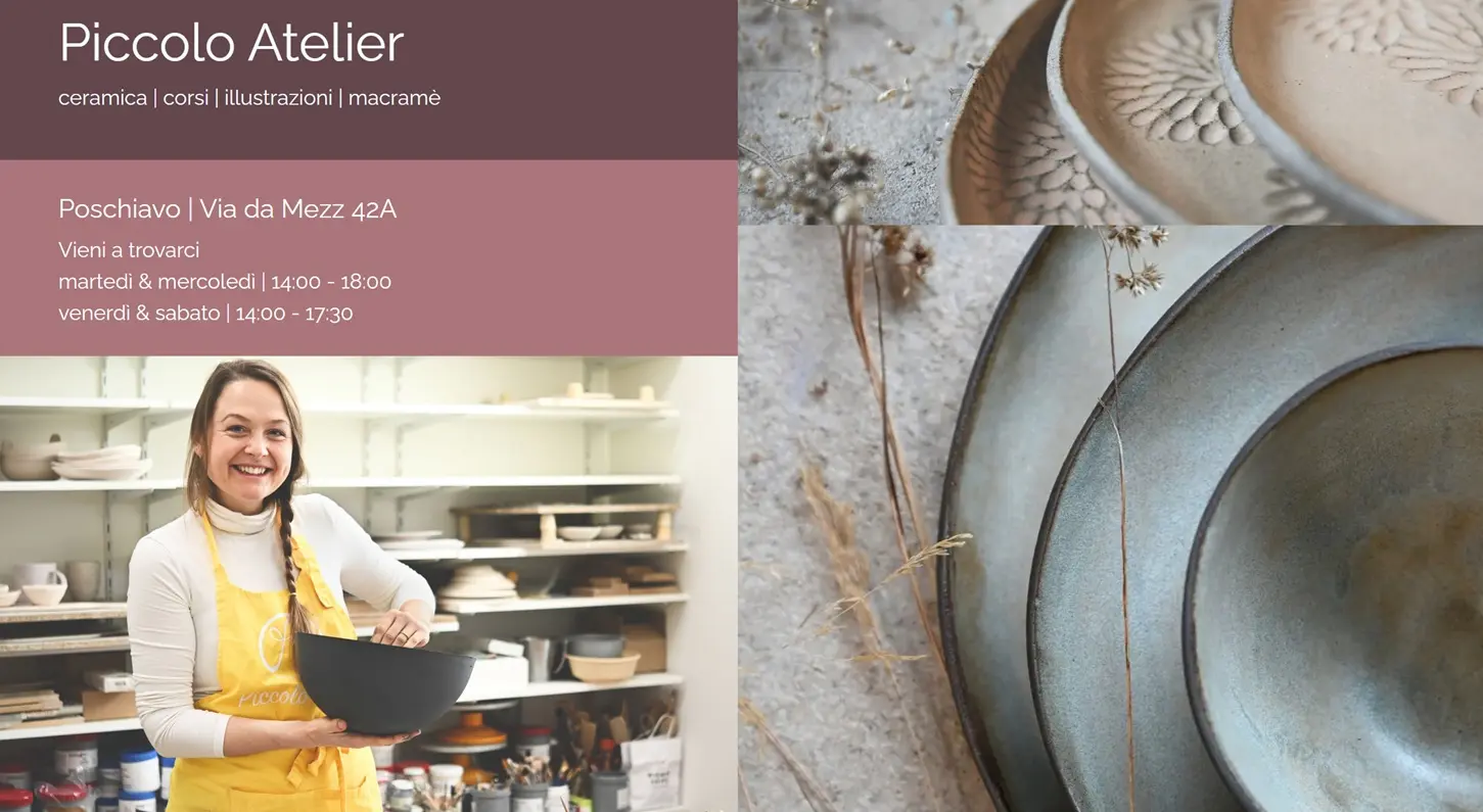 Una donna sorridente in un grembiule giallo tiene una ciotola nera in un laboratorio di ceramica, con scaffali pieni di opere e strumenti di lavoro sullo sfondo. Il testo promuove "Piccolo Atelier" a Poschiavo, con orari