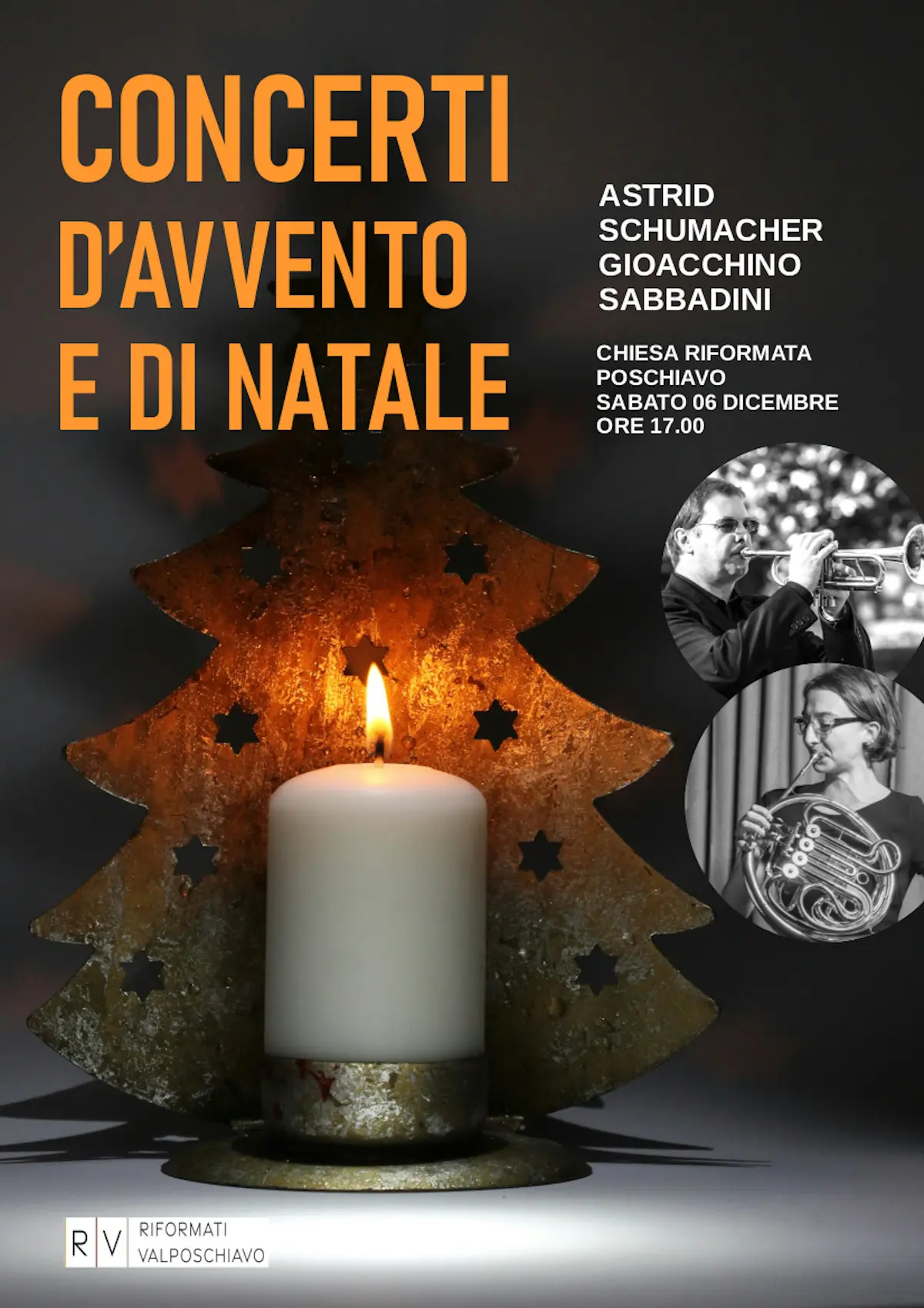 Un biglietto di concerto con una candela accesa e decorazioni natalizie. Il titolo evidenziato è "Concerti d'Avvento e di Natale". Le informazioni includono il