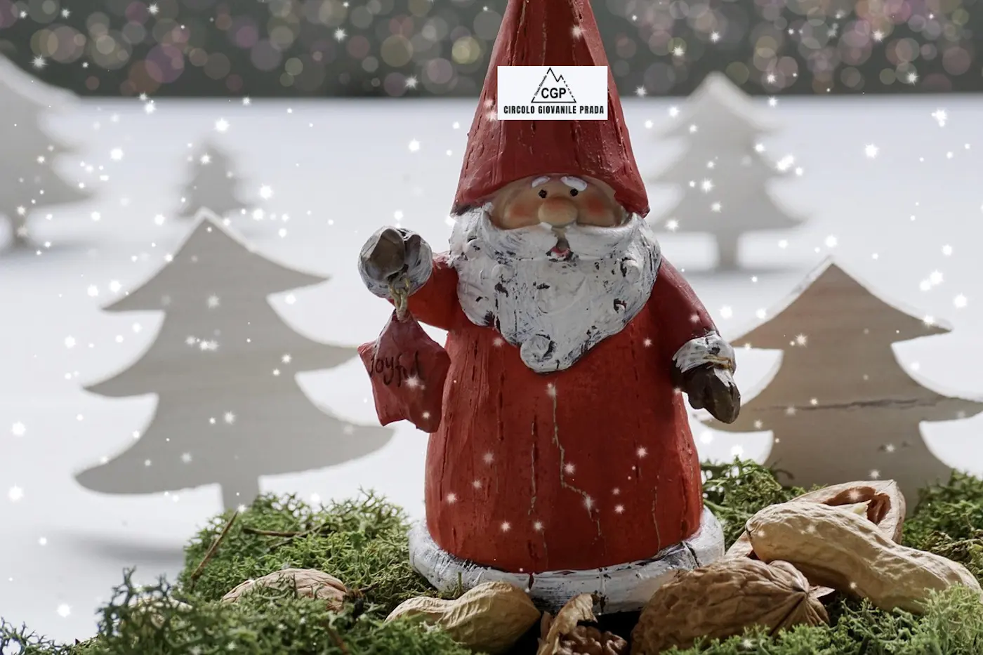 Un Babbo Natale in ceramica con cappello rosso e sacco in mano, circondato da alberi di legno e decorazioni natalizie. Fiocchi di neve cad