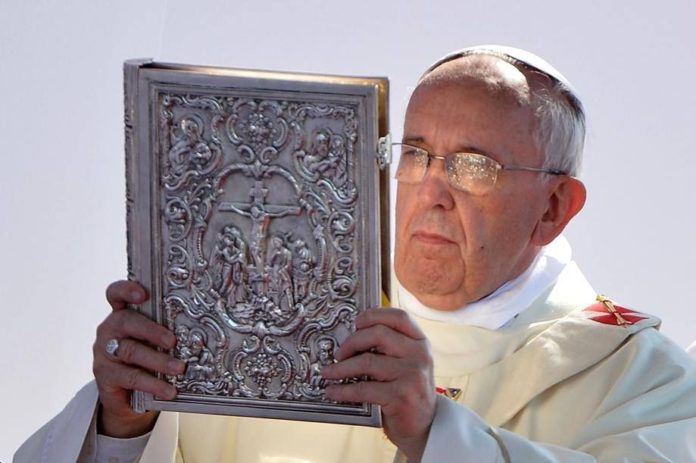 Papa Francesco con evangeliario