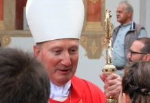 Vescovo Peter Bürcher con cresimandi