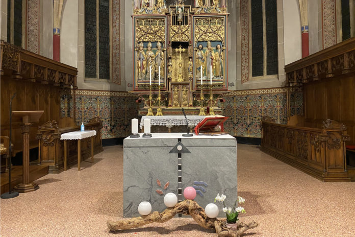 Altare della collegiata di San Vittore Mauro in avvento