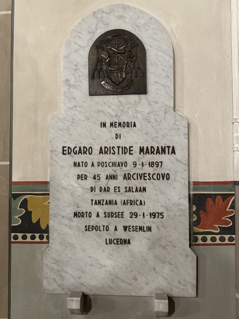 La lapide che ricorda l'arcivescovo Edgaro Aristide Maranta nella collegiata di San Vittore Mauro a Poschiavo