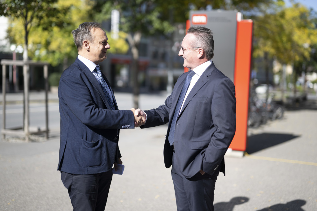 Nuovamente rieletti al Consiglio degli Stati i due senatori grigionesi: a sinistra Stefan Engler (Alleanza del Centro), a destra Martin Schmid (PLR). Nella foto si congratulano a vicenda sotto il sole di Coira.